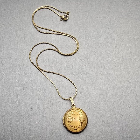 VTG Gold Tone Round Floral Locket Necklace 18" Victorian Revival Pendant - Picture 12 of 16